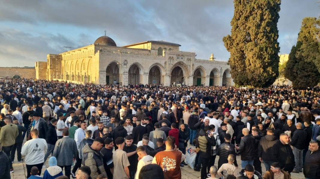 İsrail’in kısıtlamalarına rağmen akın ettiler: 120 Bin Filistinli Mescid-i Aksa’da saf tuttu - Resim: 5